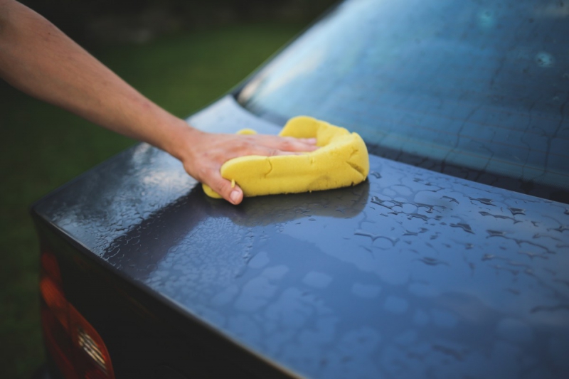 carrosserie-MOUGINS-min_cleaning_washing_carwash_sponge_car_auto_hand_man-722705